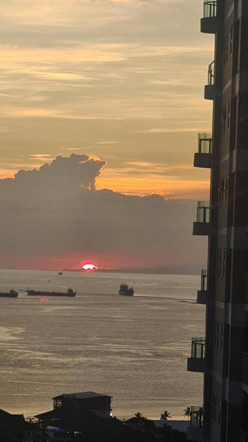 Cozy Penthouse 2Br Suite W Balcony - Amazing Manila Bay View And City Skyline Near Moa Pasay Exterior photo